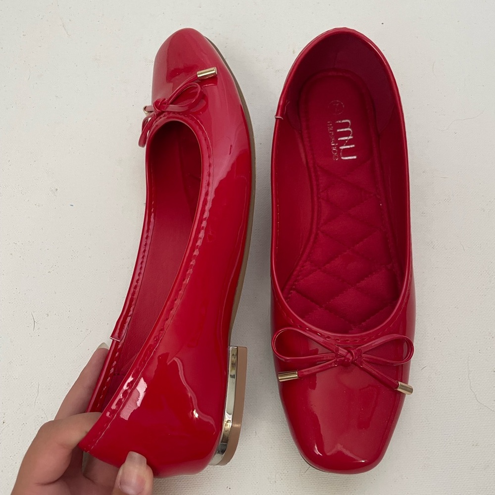 Women’s red flats